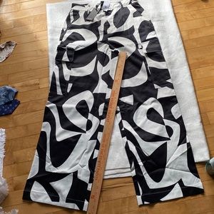 black and white pants pockets in the back fits like a size 8